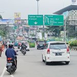 MULAI RAMAI: Pengendara melintas di simpang Gadog, Kabupaten Bogor, Jumat (30/12). Sejumlah warga mulai memadati kawasan wisata jelang libur tahun baru. (SANDIKA FADILAH/JABAR EKSPRES)