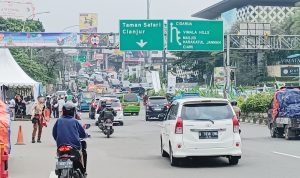 MULAI RAMAI: Pengendara melintas di simpang Gadog, Kabupaten Bogor, Jumat (30/12). Sejumlah warga mulai memadati kawasan wisata jelang libur tahun baru. (SANDIKA FADILAH/JABAR EKSPRES)
