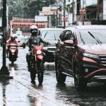 HUJAN DERAS: Pengendara melintas di ruas jalan Surya Kecana, Kota Bogor saat hujan deras. Pemkab Bogor meminta warga untuk berhati-hati dengan cuaca ekstream saat ini. (ISTIMEWA)