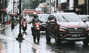 HUJAN DERAS: Pengendara melintas di ruas jalan Surya Kecana, Kota Bogor saat hujan deras. Pemkab Bogor meminta warga untuk berhati-hati dengan cuaca ekstream saat ini. (ISTIMEWA)