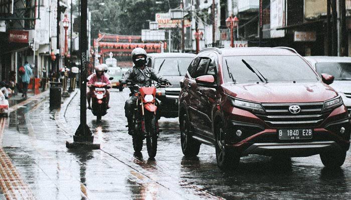 HUJAN DERAS: Pengendara melintas di ruas jalan Surya Kecana, Kota Bogor saat hujan deras. Pemkab Bogor meminta warga untuk berhati-hati dengan cuaca ekstream saat ini. (ISTIMEWA)
