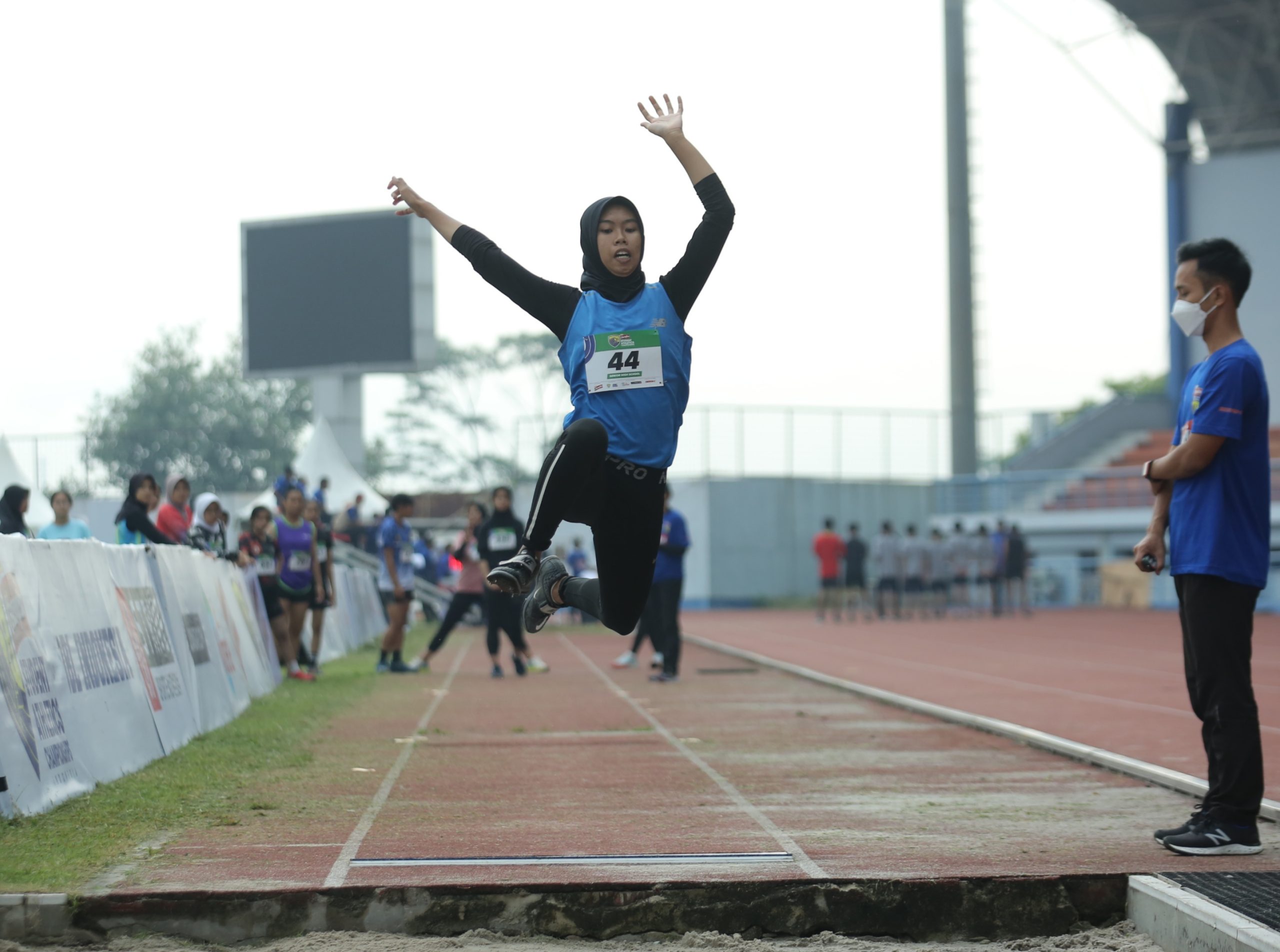 ATLETIK TERBAIK: Tiara Maelani dari SMAN 7 Cirebon saat beraksi pada nomor lompat jauh putri Energen Champion SAC Indonesia 2022 - West Java Qualifiers di GOR Arcamanik Bandung, 25-27 November lalu.