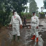 Jalan penghubung Desa Cibereum, Kecamatan Kertasari, Kabupaten Bandung tak bisa dilintasi karena tertutup banjir lumpur akibat hujan deras