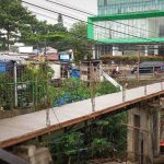 MOLOR: Kondisi pembangunan jembatan warga di Kelurahan Muarasari, Kecamatan Bogor Selatan, Kota Bogor pada Jumat (23/12). (Yudha Prananda/Jabar Ekspres)