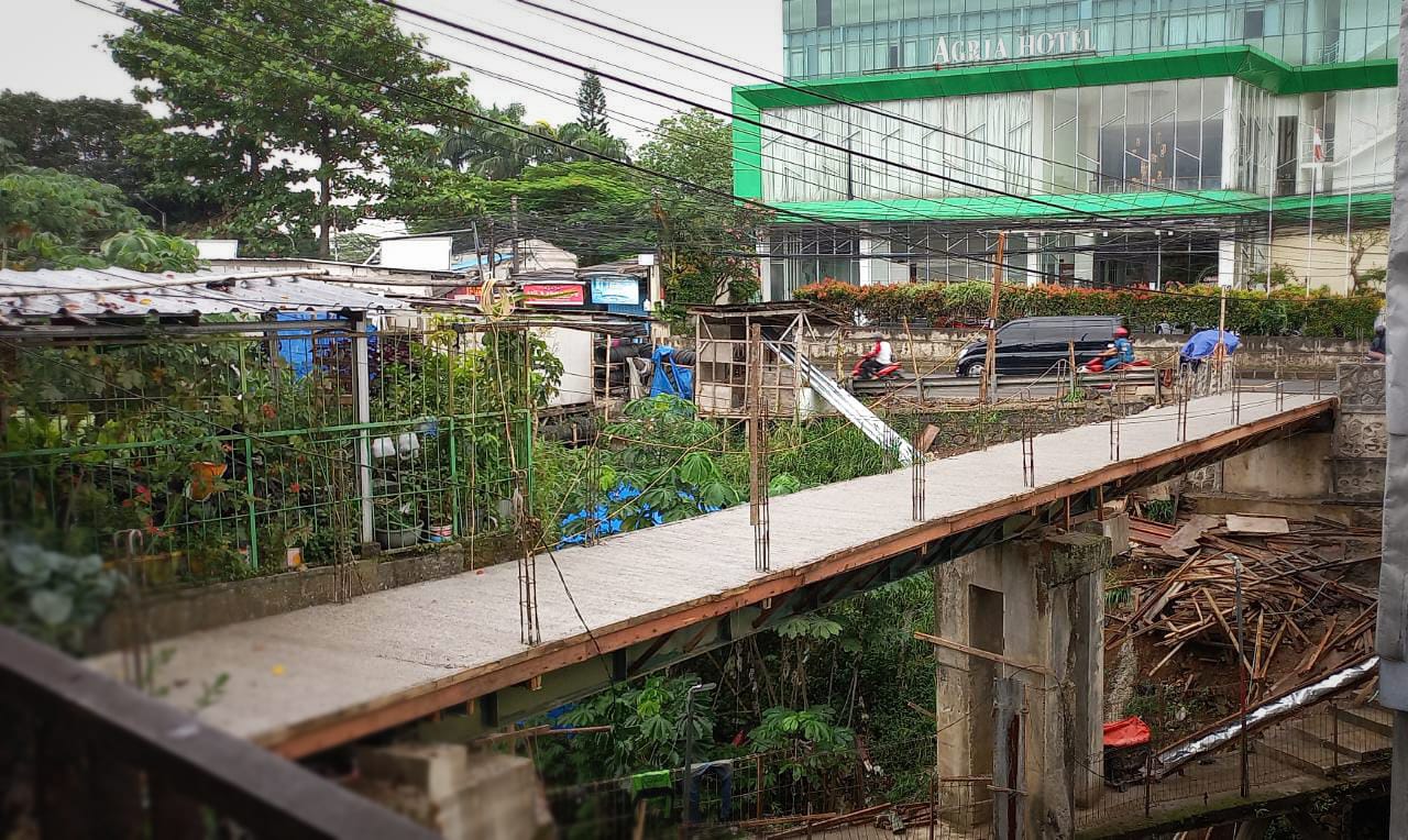 MOLOR: Kondisi pembangunan jembatan warga di Kelurahan Muarasari, Kecamatan Bogor Selatan, Kota Bogor pada Jumat (23/12). (Yudha Prananda/Jabar Ekspres)