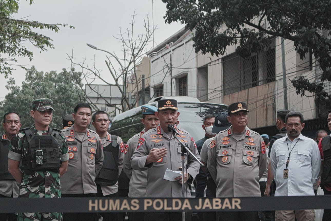 Kapolri Jenderal Pol Listyo Sigit Prabowo saat memberikan keterangan pers terkait pelaku bom bunuh diri yang masuk jaringan kelompok JAD. (Kholid/Jabar Ekspres)