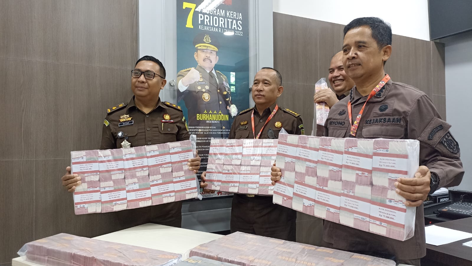 Kejaksaan Negeri Tinggi Jawa Barat (Kejati Jabar) kini telah berhasil mengamankan uang senilai Rp 6,5 Miliar dari kasus tindak pidana korupsi