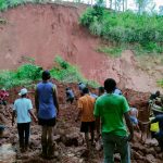 DITERJANG LONGSOR: Situasi pasca insiden longsor di wilayah Desa Sindulang, Kecamatan Cimanggung, Kabupaten Sumedang. (Hendra For Jabar Ekspres)