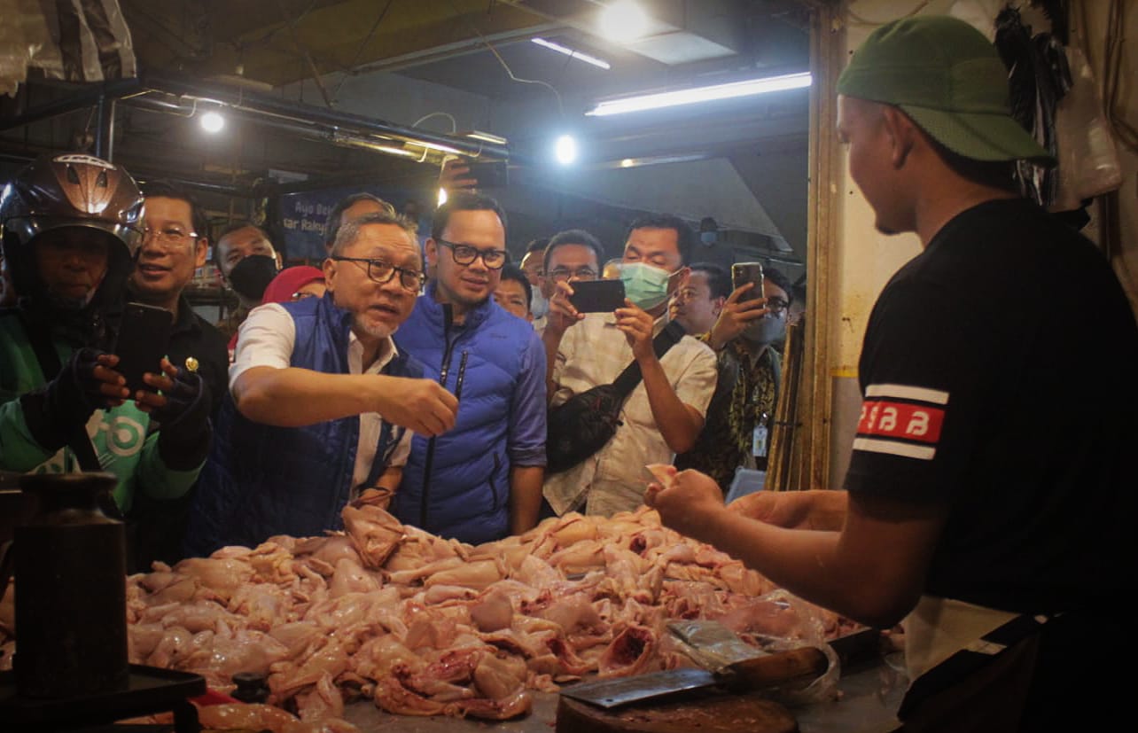 Mendag Zulkifli Hasan saat mengunjungi Blok C-D Pasar Kebon Kembang, Kota Bogor, Jumat (23/12). (Yudha Prananda/ Jabar Ekspres)
