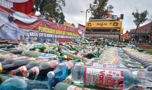 Puluhan ribu barang bukti miras dimusnahkan di Mako Polresta Bogor Kota, Kedung Halang, Kecamatan Bogor Utara, Kota Bogor, Senin (26/12). (YUDHA PRANANDA/JABAR EKSPRES)