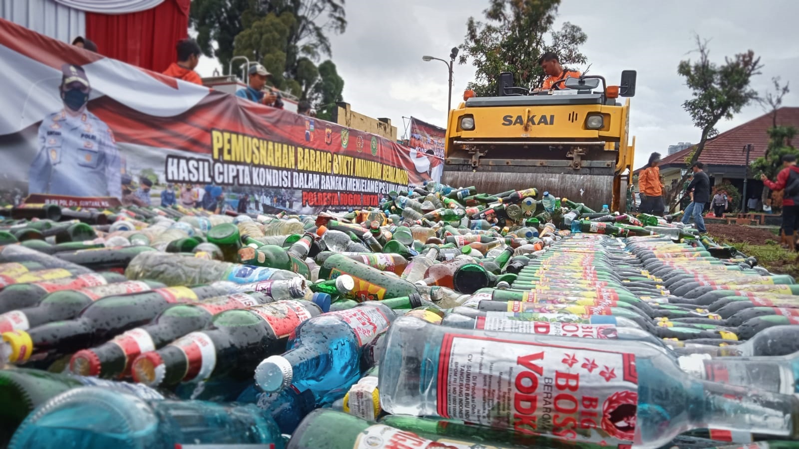 Puluhan ribu barang bukti miras dimusnahkan di Mako Polresta Bogor Kota, Kedung Halang, Kecamatan Bogor Utara, Kota Bogor, Senin (26/12). (YUDHA PRANANDA/JABAR EKSPRES)