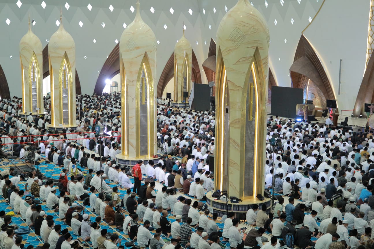 RIBUAN JAMAAH: Pada momen peresmian, Masjid Raya Al Jabbar secara perdana dilaksanakan salat Jumat berjamaah. (KHOLID/JABAR EKSPRES)