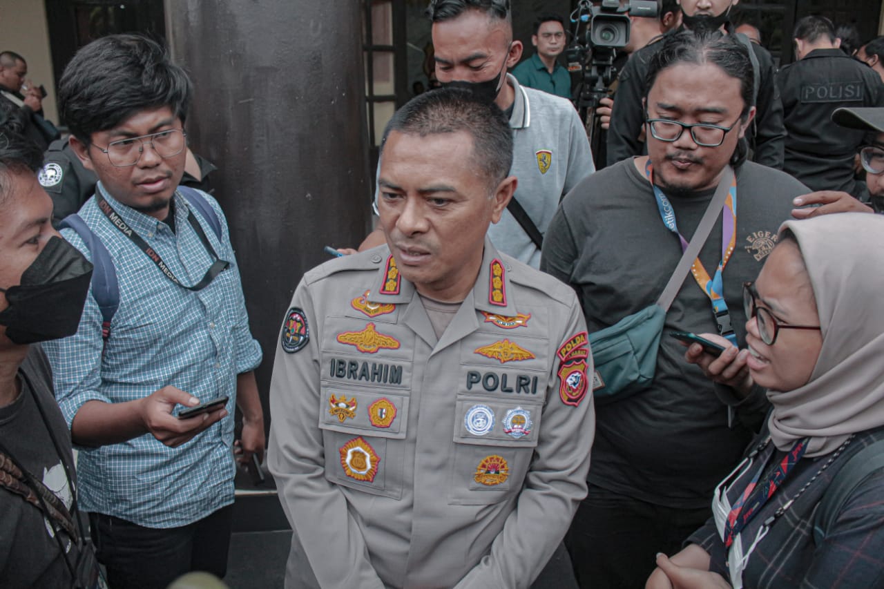 Kabid Humas Polda Jabar Kombes Pol Ibrahim saat memberikan keterangan mengenai bom buduh diri Astanaanyar