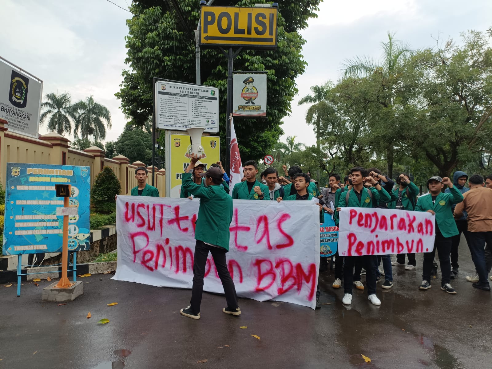 Para mahasiswa meminta kejelasan terkait dengan proses hukum kasus pengungkapan terhadap penimbunan BBM jenis solar sebanyak 48 ton