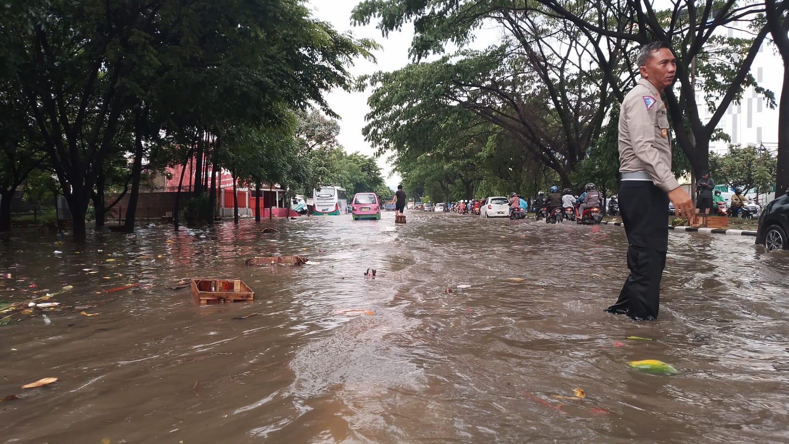 Persoalan banjir di Kota Bandung, terutama di kawasan Pasar Induk Gedebage masih kerap menghantui masyarakat.
