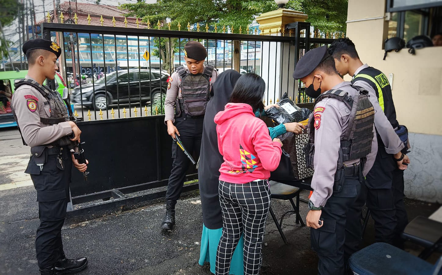 olresta Bogor Kota memberlakukan sistem pengamanan berlapis pada akses masuk ke dalam Markas yang berlokasi di Jalan Kapten Muslihat