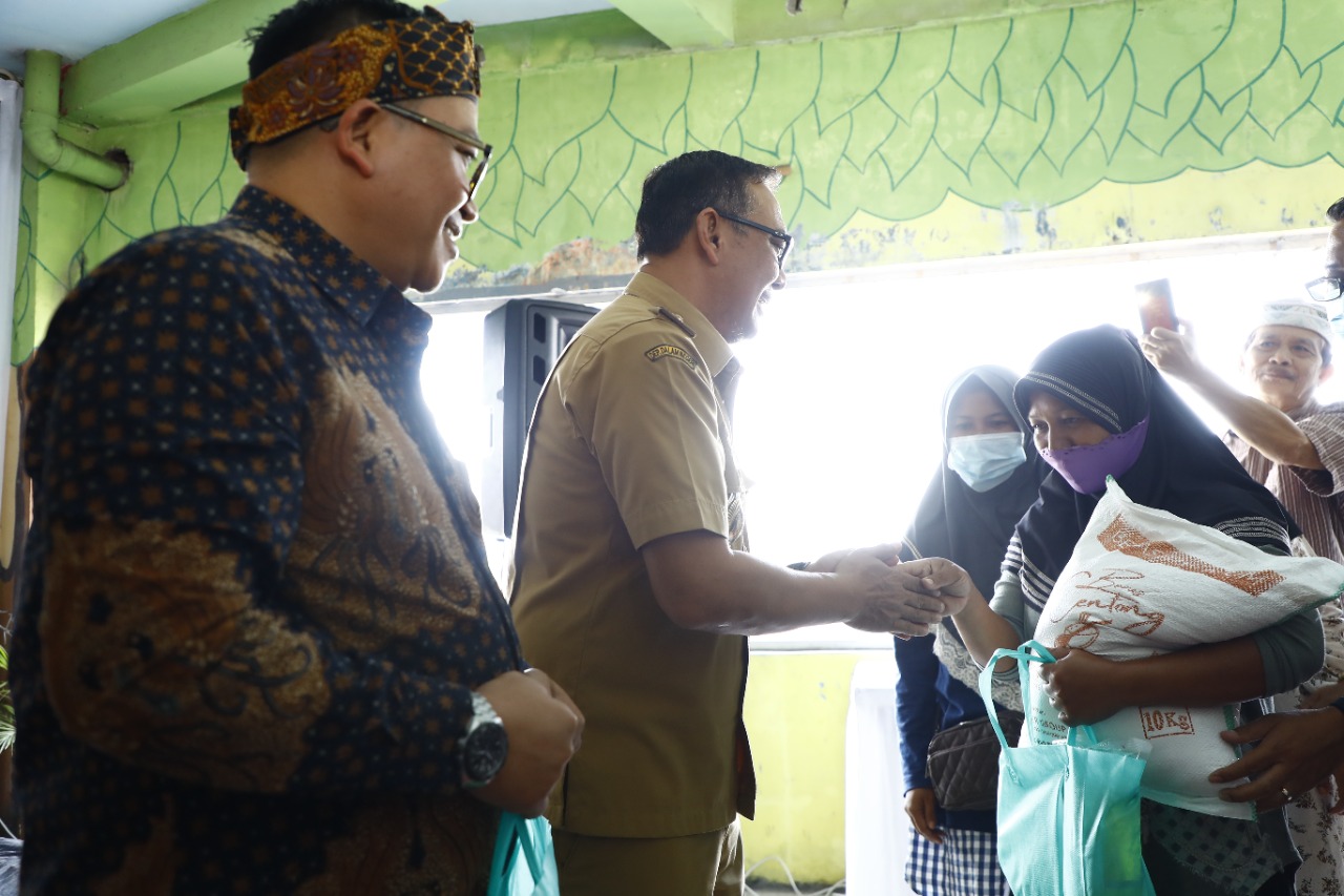 Ribuan masyarakat Kabupaten Bogor mendapatkan Bantuan Langsung Tunai (BLT) BBM yang dikeluarkan oleh pemerintah pusat