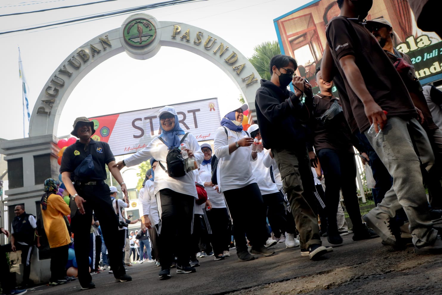 Ribuan peserta menyemarakkan gelaran jalan santai dalam rangka mengisi pekan Dies Natalis ke-62 Universitas Pasundan,