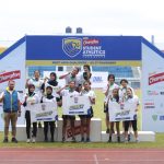 Srikandi SMAN 27 Bandung saat menerima penghargaan sebagai juara estafet putri 4x100 meter