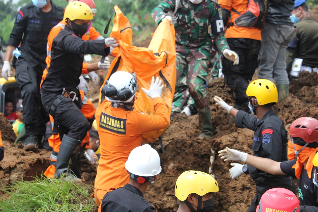 HILANG NYAWA: Proses evakuasi korban gempa Cianjur dengan kondisi meninggal dunia, Kamis 1 Desember 2022. (DOK/TIM SAR)