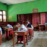 MENUJU KERIKULUM MERDEKA: Sejumlah siswa yang duduk di bangku sekolah dasar nampak serius saat mengikuti proses belajar di dalam kelas dengan memperhatikan arahan tugas dari seorang guru. (DOK.JABAR EKSPRES)