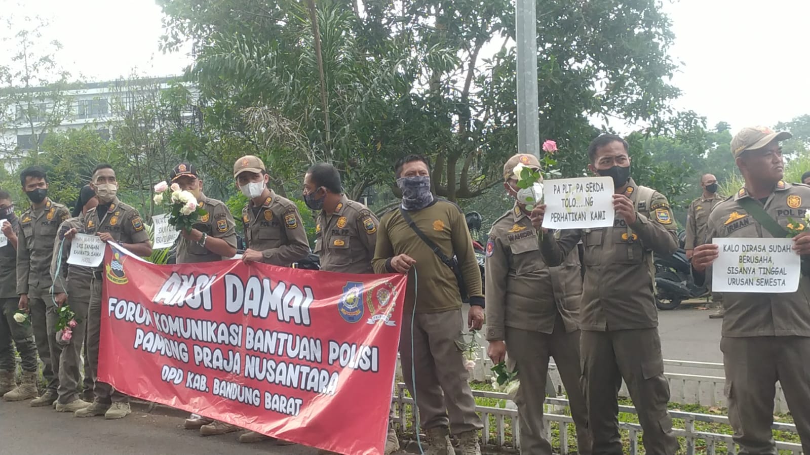 Sebanyak 107  tenaga kerja kontrak (TKK) Satpol PP Kabupaten Bandung Barat (KBB) yang dirumahkan sejak Oktober sampai Desember 2022