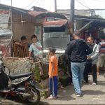 Tim densus 88 Anti Teror melakukan penggeledahan kepada rumah terduga teroris di Gang Karees Kulon, Rt 02, Rw 05