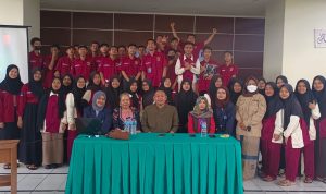 BERIKAN EDUKASI: Tim PKM Unla memberikan pelatihan Komunikasi efektif dan Edukasi hukum bagi para remaja putus sekolah di UPTD Pusat Pelayanan Sosial Griya Bina Remaja Lembang.