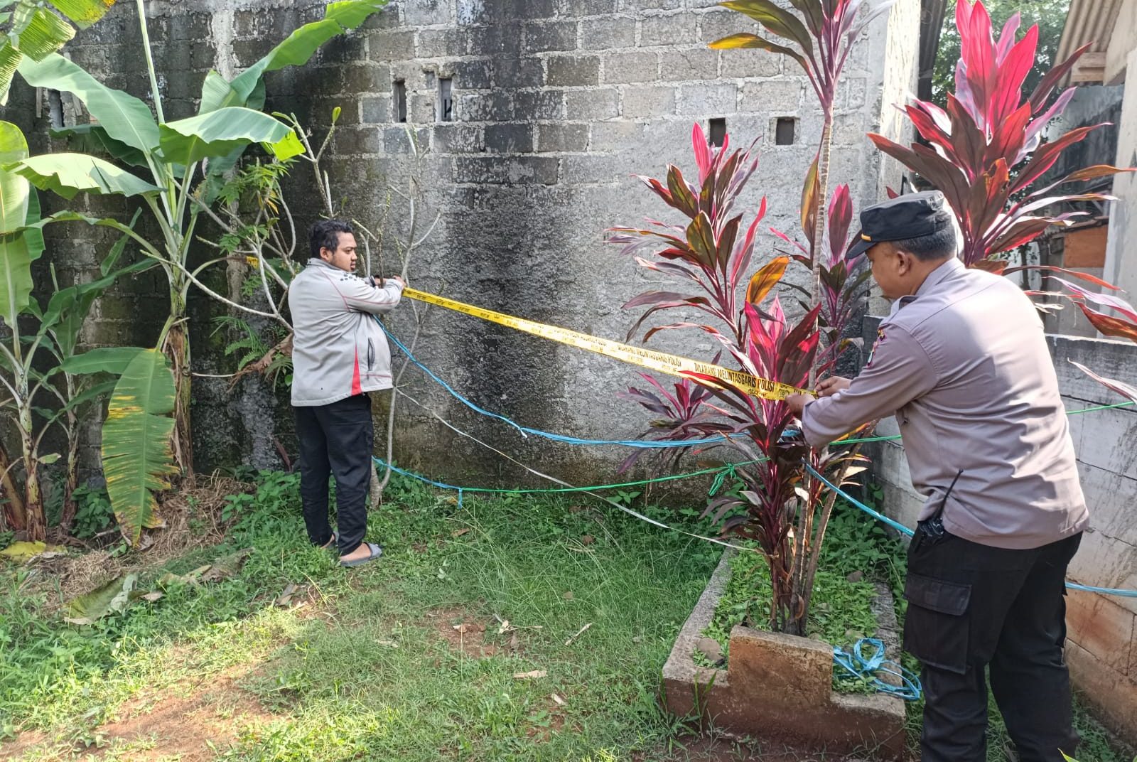 Warga Kampung Pondok Manggis, RT 02 RW 04, Desa Bojong Baru,Kecamatan Bojonggede, digegerkan temuan granat di area pemakaman
