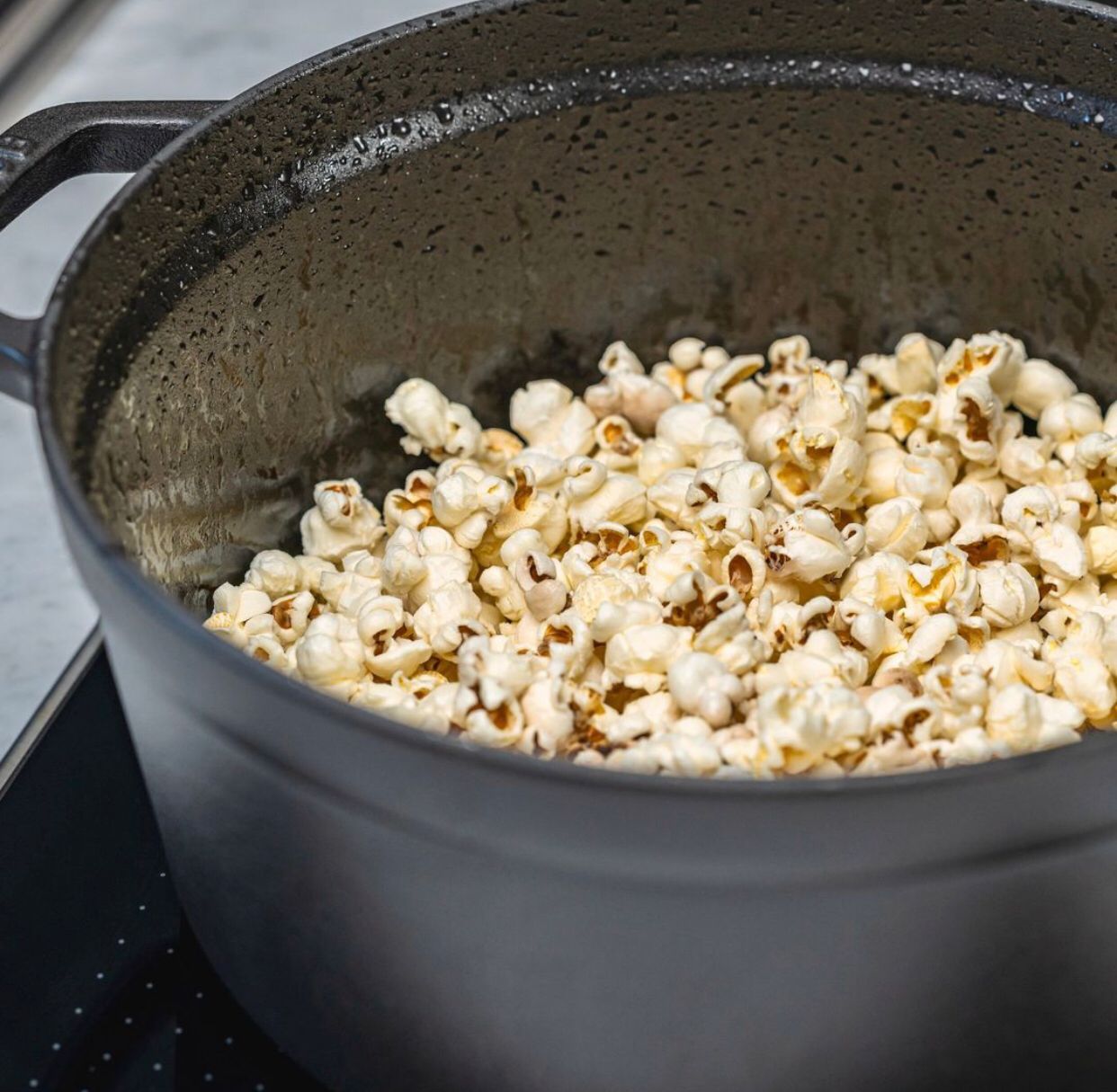 Masuk Jadi Makanan Favorit, Apakah Popcorn Aman Bagi Kesehatan? (sumber gambar: akun Instagram @staub_ca)
