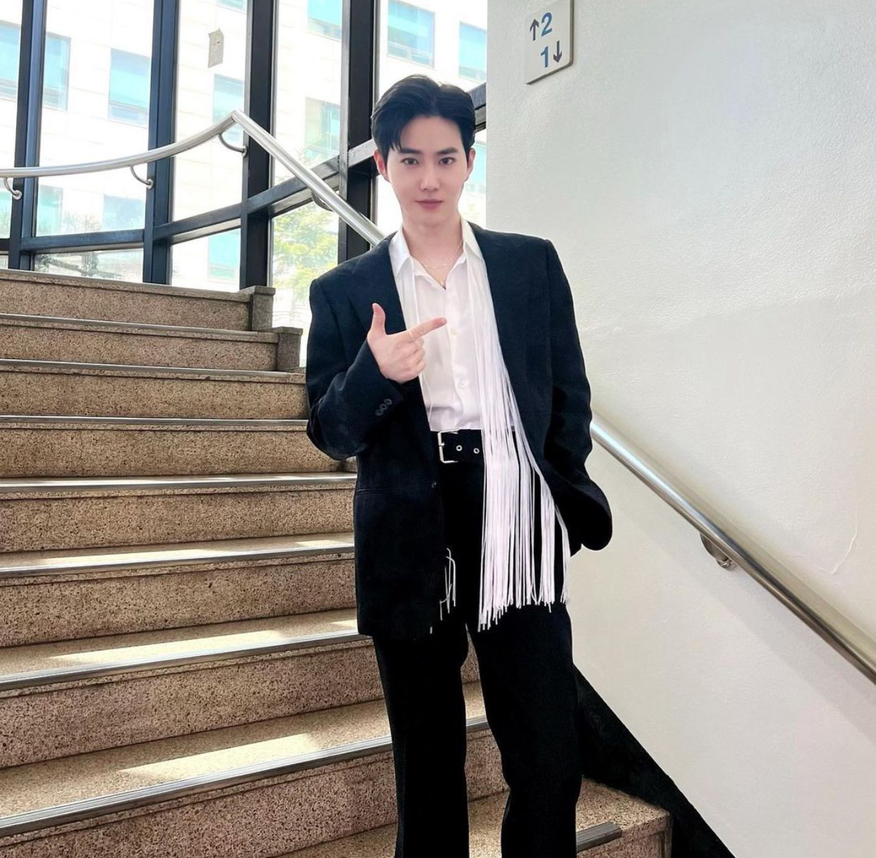 Lirik Lagu Grey Suit - Suho EXO, Dengan Terjemahan Indo (sumber: akun Instagram @weareone.exo)