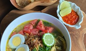 Rekomendasi Soto Ayam Enak di Bandung (sumber: akun Instagram @chichicupboard)
