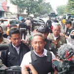 Wali Kota Bandung, Yana Mulyana saat mengecek kondisi pasca ledakan bom bunuh diri di Kantor Polsek Astana Anyar. (Yanuar/Jabar Ekspres)