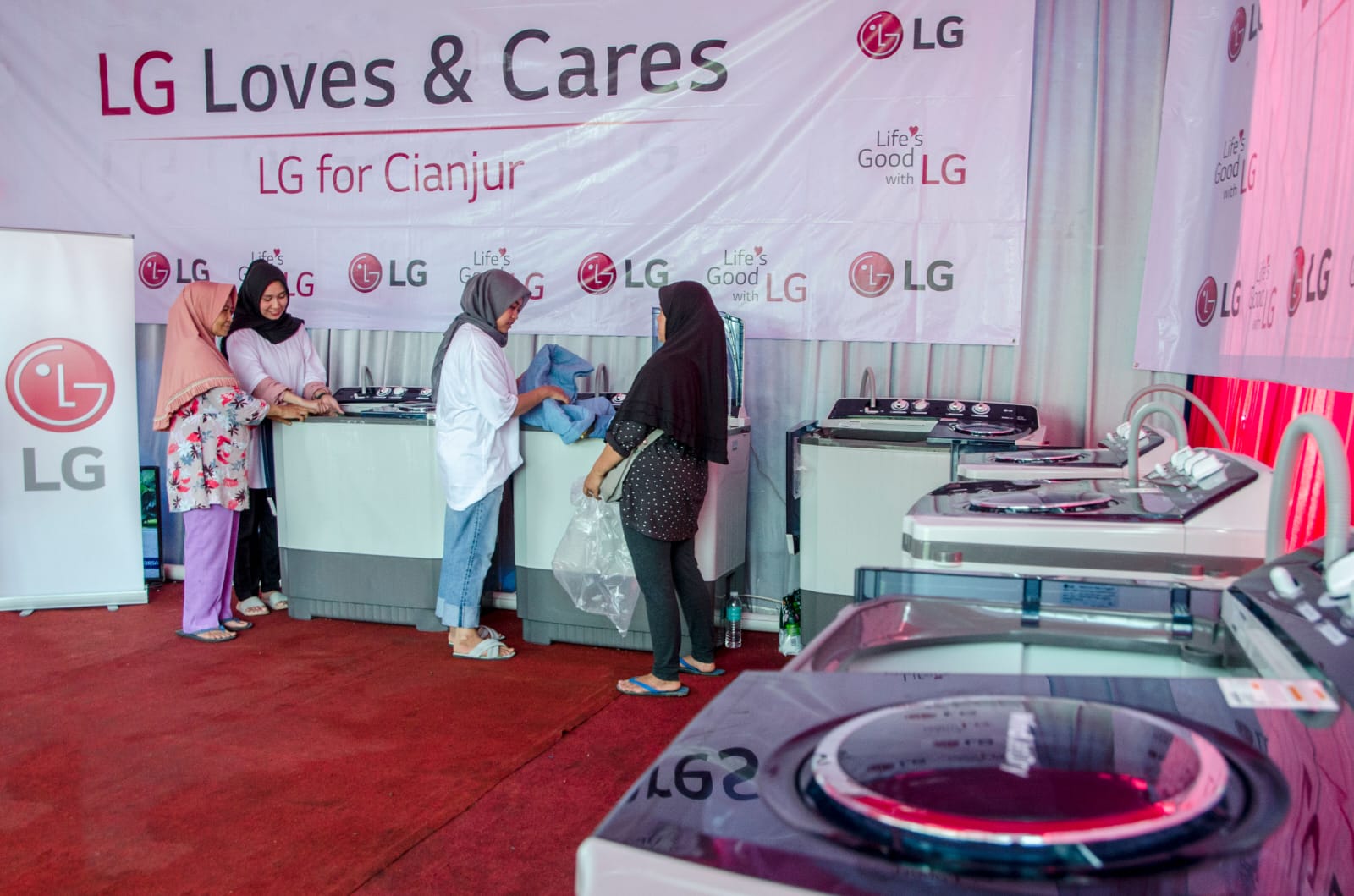 PT. LG Electronics Indonesia (LG) membuka layanan cuci pakaian gratis bagi masyarakat terdampak gempa Cianjur.