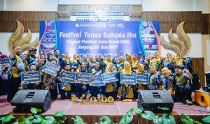 UKIR PRESTASI: Kadisdik Kota Bandung, Hikmat Ginanjar memberikan apresiasi bagi perserta yang berhasil meraih Juara Umum FTBI tingkat Provinsi Jawa Barat di Pangandaran, Kamis 1 Desember 2022.