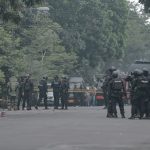 Anggota polisi tengah bersiap melakukan olah TKP usai sterilisasi area pasca ledakan di Kantor Polsek Astana Anyar, Kota Bandung. (Kholid/Jabar Ekspres)