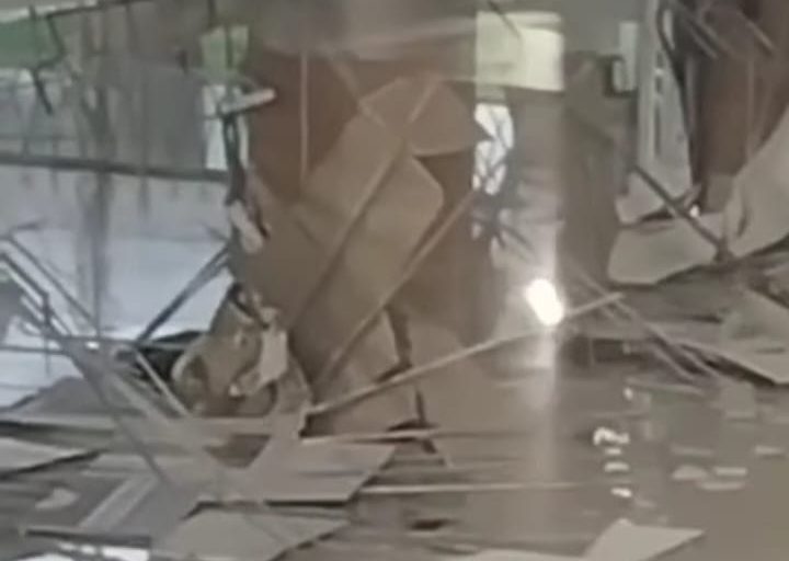 buah video seperti atap bangunan ambrol yang terjadi di Bandara Kertajati Majalengka sempat viral di Media Sosial.