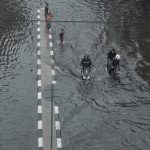 TERJEBAK BANJIR: Kawasan Gedebage, Kota Bandung menjadi salah satu titik lokasi langganan banjir yang hingga saat ini belum ada penanganan konkrit dari Pemkot Bandung. (KHOLID/JABAREKSPRES)