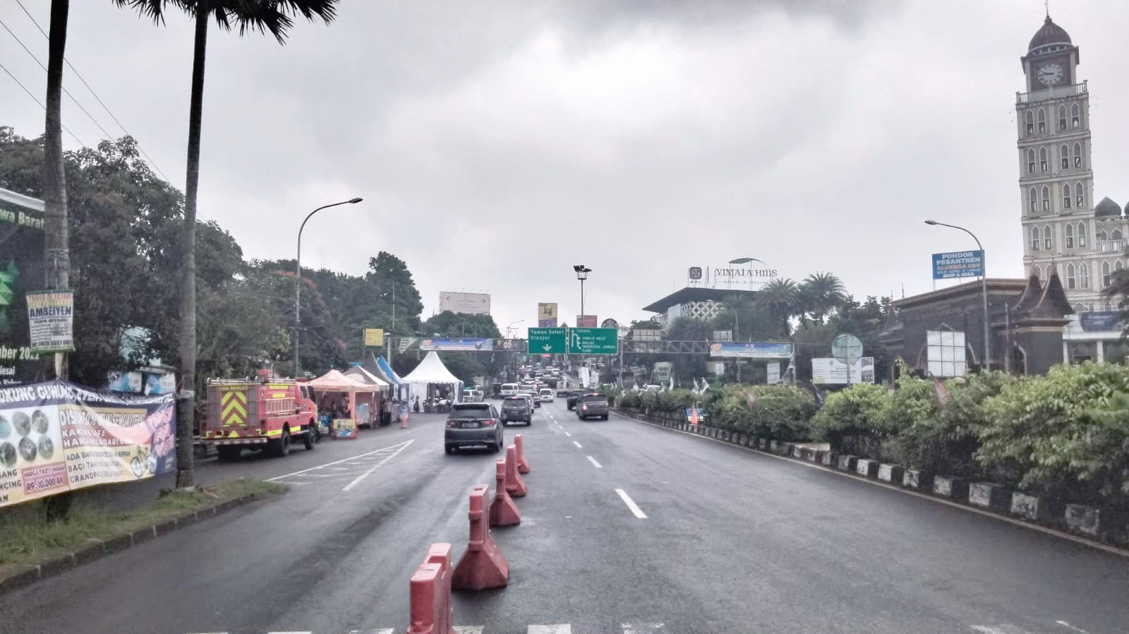 Kondisi arus lalu lintas di Simpang Gadog, Kabupaten Bogor menuju wisatapuncak Bogor, Jumat 30 Desember 2022. (SANDIKA FADILAH/JABAREKSPRES.COM)