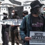 SAMPAIKAN TUNTUTAN: AJI Bandung menolak RKUHP dengan melakukan aksi diam diri selama 17 menit di depan Gedung DPRD Jabar, Senin 5 Desember 2022. (KHOLID/JABAR EKSPRES)