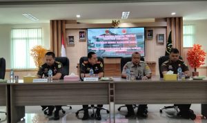 Kejari saat menyerahkan hasil temuan kasus korupsi kepada BPBD Kabupaten Bogor. (SANDIKA FADILAH /JABAREKSPRES.COM)