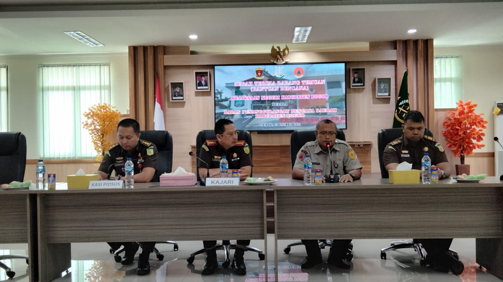 Kejari saat menyerahkan hasil temuan kasus korupsi kepada BPBD Kabupaten Bogor. (SANDIKA FADILAH /JABAREKSPRES.COM)