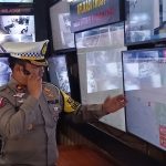 Kasatlantas Polresta Bogor Kota, Kompol Galih Apria saat simulasi dalam merespon tombol panic button di ruangan command center. (YUDHA PRANANDA/JABAR EKSPRES)
