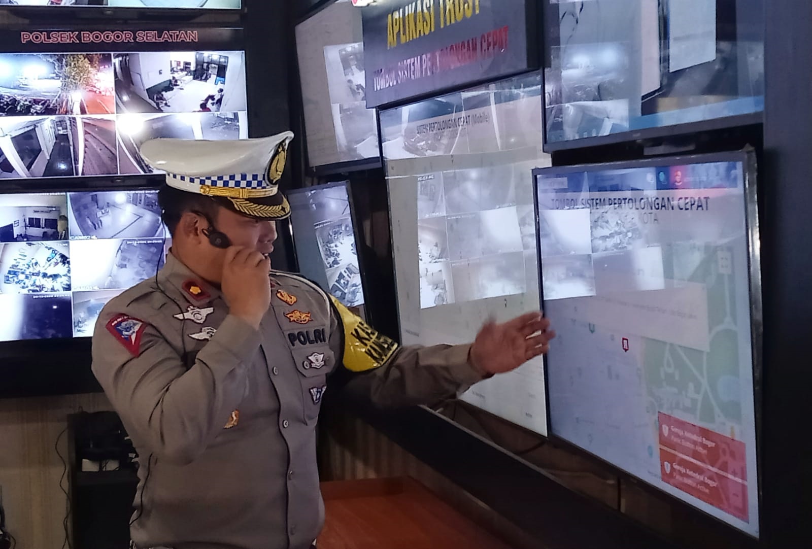 Kasatlantas Polresta Bogor Kota, Kompol Galih Apria saat simulasi dalam merespon tombol panic button di ruangan command center. (YUDHA PRANANDA/JABAR EKSPRES)