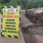 Proyek Jalan Selatan, Kabupaten Bandung Barat meleset dari penyelesaian target dan memberikan kesempatan kepada pihak kontraktor untuk segera menyelesaikannya. (AKMAL FIRMANSYAH/JABAREKSPRES)