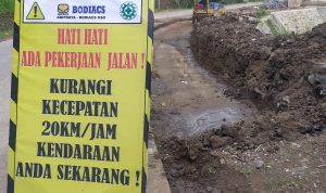Proyek Jalan Selatan, Kabupaten Bandung Barat meleset dari penyelesaian target dan memberikan kesempatan kepada pihak kontraktor untuk segera menyelesaikannya. (AKMAL FIRMANSYAH/JABAREKSPRES)