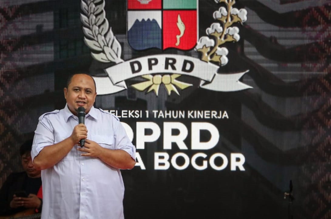 Ketua DPRD Kota Bogor, Atang Trisnanto saat berpidato dalam acara refleksi kinerja satu tahun. (YUDHA PRANANDA/JABAR EKSPRES)