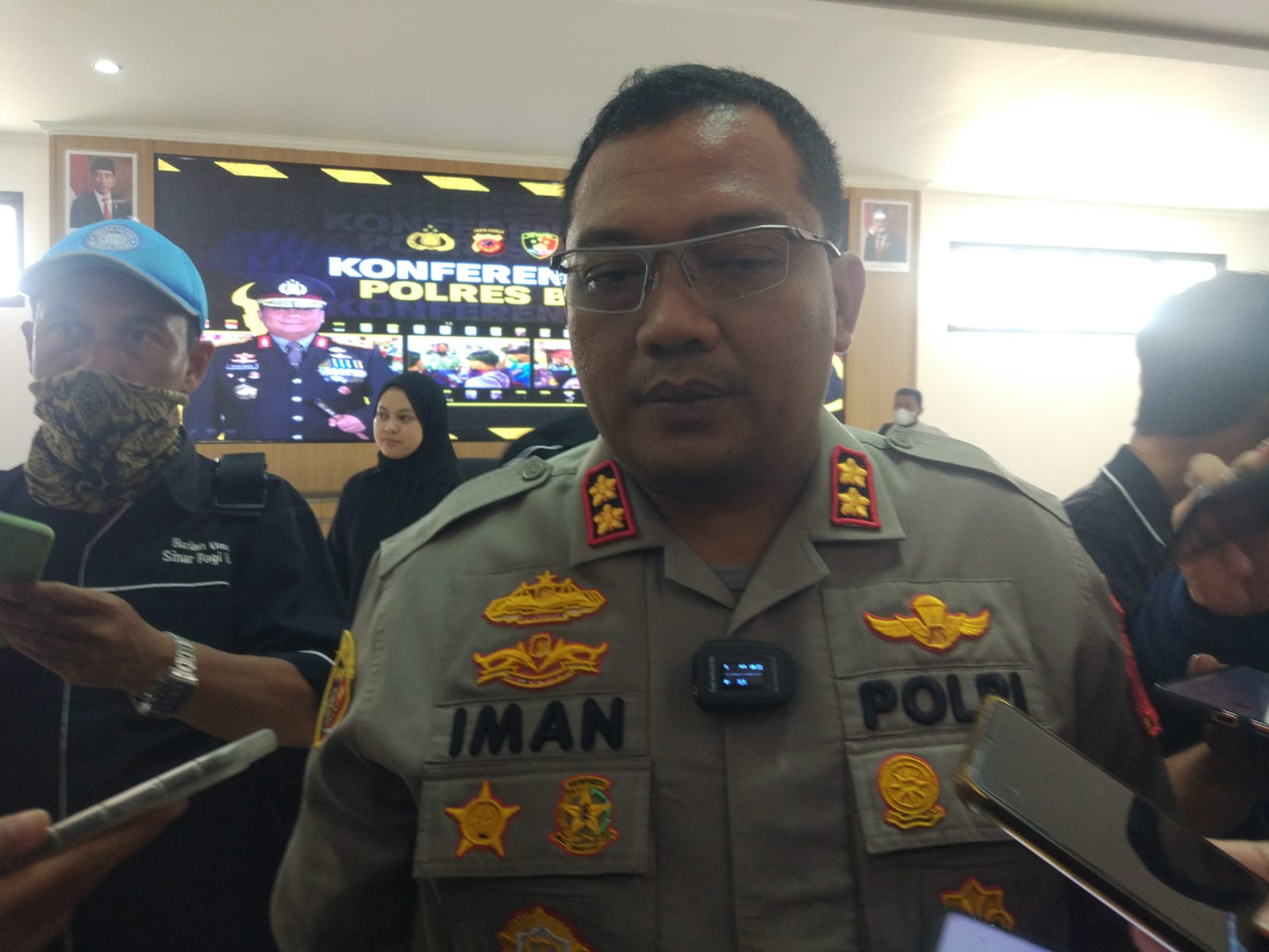 Kapolres Bogor AKBP Iman Imanuddin saat memberikan keterangan mengenai rencana pengamanan jelang Nataru. (SANDIKA FADILAH/JABAREKSPRES.COM)