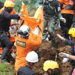 BERHASIL DITEMUKAN: Proses evakuasi korban meninggal dunia akibat gempa bumi di Kabupaten Cianjur. (DOK. Tim SAR)