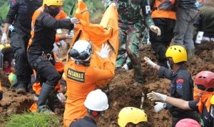BERHASIL DITEMUKAN: Proses evakuasi korban meninggal dunia akibat gempa bumi di Kabupaten Cianjur. (DOK. Tim SAR)